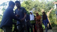 Sekolah yang berada di pinggir hutan di Dusun Pesawahan, Desa Pesawahan, Kecamatan Cilongok, Banyumas, Jawa Tengah menerima hasil bumi orang tua siswa yang melakukan daftar ulang agar anaknya bisa bersekolah.