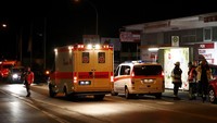 Ambulans meluncur ke di lokasi penyerangan karena ada tiga orang penumpang kereta yang terluka. Kai Pfaffenbach/Reuters/detikFoto.