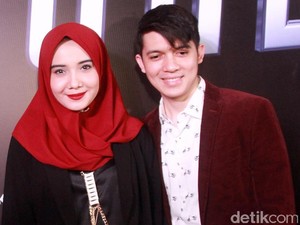 Zaskia Sungkar Mesra dengan Suami Lewat Masakan