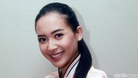 Elvira tampil dengan nuansa warna pink. Pool/Gus Mun/detikFoto.