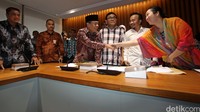 Ketua DPR Ade Komarudin menyambut kedatangan perwakilan orang tua yang anaknya menjadi korban vaksin palsu di Gedung DPR, Jakarta, Selasa (19/7/2016).