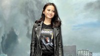 Ia tampak mengenakan jaket kulit dengan kaus hitam, jeans dan boots hitam. Pool/Noel/detikFoto.