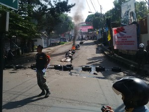 Rencana Eksekusi Perumahan AD Gegerkalong, Warga Bakar Ban dan Sekolah Diliburkan
