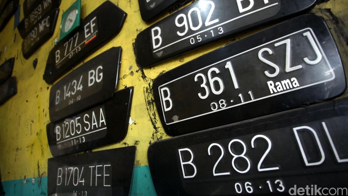 Pengguna Plat Nomer Palsu Akan Ditindak

Pekerja menyelesaikan pembuatan plat nomer kendaraan bermotor di Jakarta, Selasa (19/07/2016). Kepala Dinas Perhubungan dan Transportasi DKI Jakarta, Andri Yansyah, mengatakan, sanksi bagi pengendara yang memalsukan pelat nomor kendaraannya saat masuk ke kawasan pembatasan kendaraan berdasarkan nomor pelat ganjil dan genap akan terancam pasal penipuan. Grandyos Zafna/detikcom
