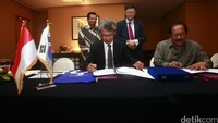 Penandatangan Mou tersebut disaksikan oleh Anggota Dewan Pembina AP2HNI Komisaris Jendral Polisi (P) Ahwil Loetan (kiri) di Jakarta, Selasa (19/6). 