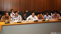 Perwakilan orang tua yang anaknya menjadi korban vaksin palsu mengeluhkan nasibnya ke Ketua DPR.