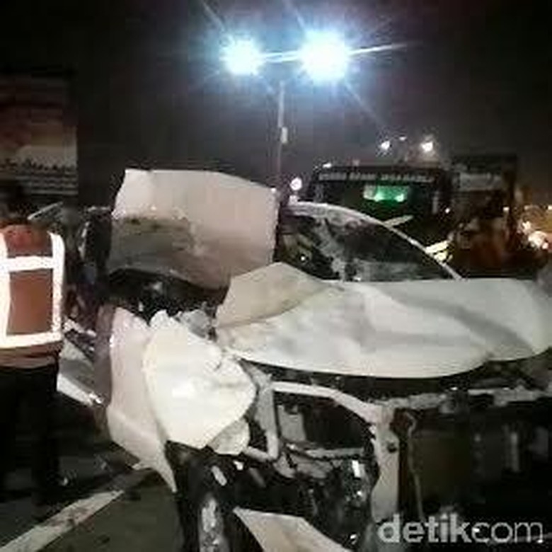  Mobil Avanza Tabrak  Buntut Kontainer di Tol Cawang 