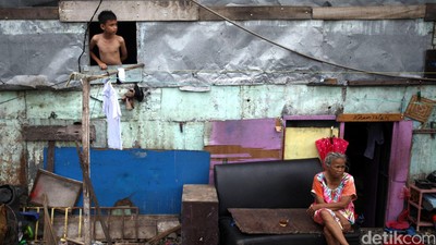 Potret Kehidupan di Pinggiran Rel Ibukota