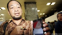 Orang tua korban vaksin palsu memperlihatkan foto anaknya.