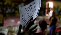 Mereka diambil sidik jarinya untuk proses identifikasi. REUTERS/Erik De Castro.