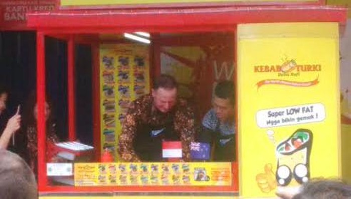 Perdana Menteri Selandia Baru Meracik Kebab