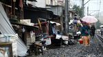 Potret Kehidupan di Pinggiran Rel Ibukota