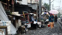 Warga beraktifitas di kawasan pemukiman padat penduduk, Petamburan, Jakarta, Selasa (19/07/2016).