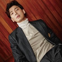 Dia punya kehangatan yang aku tidak miliki. Dia juga banyak memikirkan orang-orang di sekitarnya. Aku iri Sooyoung memiliki semua sifat baik yang aku tidak punya, tapi itu juga yang membuatku sangat menyukainya. Aku percaya semua kesalahan itu yang buat pria. Jadi menurutku yang bisa dilakukan adalah memperlakukannya dengan baik, kata aktor Jung Kyung Ho tentang kekasihnya, Sooyoung, dalam wawancara dengan majalah Ilgan Sports. Foto: SURE Magazine