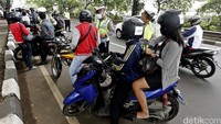 Polisi memeriksa surat-surat kendaraan.