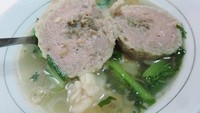 Ada di Gang Sawo dekat rel stasiun UI kamu bisa cicip bakso enak. Semangkuk bakso rudal yang dibandrol dengan harga Rp 12.000 ini sudah bikin perut kenyang. Foto: Dok. detikFood