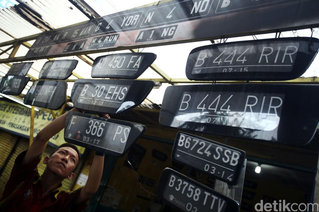 Pengguna Plat Nomer Palsu Akan DitindakPekerja menyelesaikan pembuatan plat nomer kendaraan bermotor di Jakarta, Selasa (19/07/2016). Kepala Dinas Perhubungan dan Transportasi DKI Jakarta, Andri Yansyah, mengatakan, sanksi bagi pengendara yang memalsukan pelat nomor kendaraannya saat masuk ke kawasan pembatasan kendaraan berdasarkan nomor pelat ganjil dan genap akan terancam pasal penipuan. Grandyos Zafna/detikcom