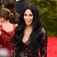 Bagi Cher, operasi plastik bukan lah sebuah aib yang perlu ditutupi. Operasi plastik membuatku lebih bahagia. Jika aku mau meletakkan payudaraku di belakang, itu hakku, tambah aktris pemenang Oscars itu. (Foto: Andrew H. Walker/Getty Images for Variety)