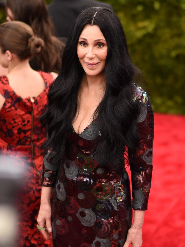 Bagi Cher, operasi plastik bukan lah sebuah aib yang perlu ditutupi. Operasi plastik membuatku lebih bahagia. Jika aku mau meletakkan payudaraku di belakang, itu hakku, tambah aktris pemenang Oscars itu. (Foto: Andrew H. Walker/Getty Images for Variety)