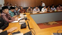 Ade Komarudin akan mendorong Kementerian Kesehatan untuk membuat Crisis Center terkait peredaran korban vaksin palsu. Hal itu disampaikan di hadapan perwakilan orang tua korban vaksin palsu.