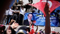 Mereka juga tampak membawa spanduk berisikan dukungan meraka untuk Erdogan. Alkis Konstantinidis/Reuters/detikFoto