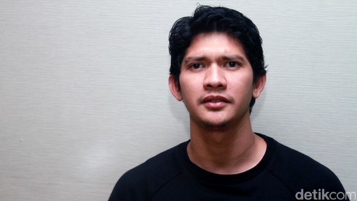 Foto Iko Uwais dan istri
