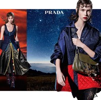 Rumah mode besutan Miuccia Prada ini juga tak neko-neko untuk urusan logo. Meski bentuknya sederhana, Prada menempati urutan keempat logo paling berpengaruh di dunia. (Foto: Dok. Prada)