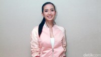 Ia memadukan jaket pink dengan tank top putih dan rok biru-putih bermotif kotak-kotak dengan heels biru. Pool/Gus Mun/detikFoto.