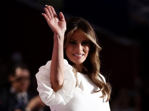 Gaya Melania Trump Pakai Gaun Rp 28 Juta Saat Pidato Dukung Donald Trump