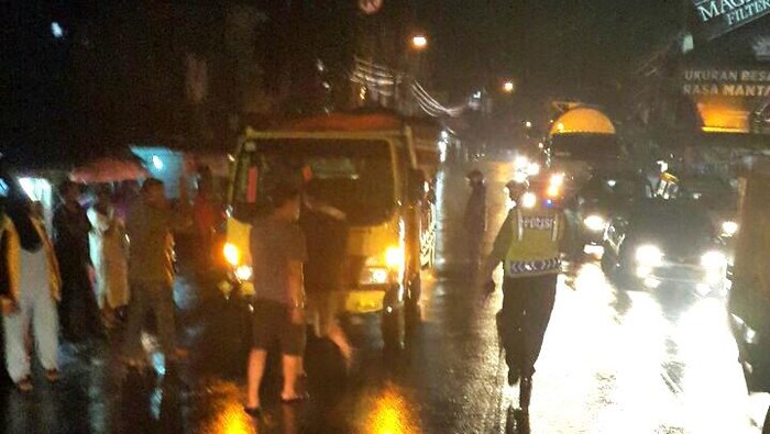 Truk Terguling Gencet Mobil Hingga Ringsek di Sukabumi, 3 Orang Terluka