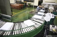 PT Indah Kiat Pulp and Paper memiliki pabrik kertas di Perawang, Riau. Kapasitas produksi pabrik tersebut mencapai 2 juta ton/tahun. Yuk kita lihat proses produksi kertas di pabrik tersebut.