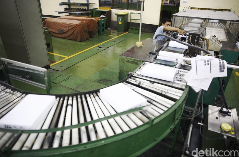 PT Indah Kiat Pulp and Paper memiliki pabrik kertas di Perawang, Riau. Kapasitas produksi pabrik tersebut mencapai 2 juta ton/tahun. Yuk kita lihat proses produksi kertas di pabrik tersebut.