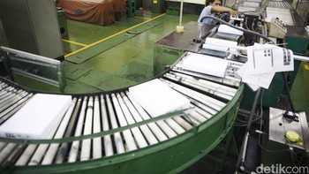 Kertas: Penemuan kertas merevolusi cara orang mencatat informasi, mengomunikasikan ide, dan menyebarkan pengetahuan. Sebelum kertas, orang menggunakan berbagai bahan untuk mencatat informasi, termasuk papirus, lempengan tanah liat, dan kulit binatang, yang sering kali besar, berat, dan sulit diangkut. Kertas ditemukan di China kuno sekitar tahun 105 M, dan dengan cepat menyebar ke seluruh dunia, mengubah cara orang hidup, bekerja, dan belajar.  Foto: Rachman Haryanto