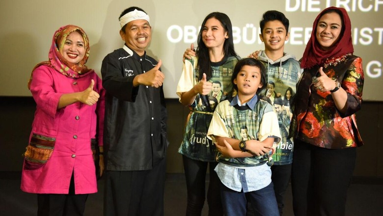 HUT Purwakarta, Bupati Dedi Traktir Bidan dan Guru Nonton Rudy Habibie HUT Purwakarta, Bupati Dedi Traktir Bidan dan Guru Nonton Rudy Habibie