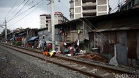 Bangunan liar di pinggiran rel dilatari gedung-gedung bertingkat Ibukota.