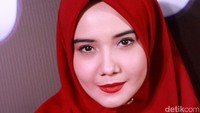 Wanita kelahiran 22 Desember tampak cantik dengan lipstik merah dan make up natural. Pool/Gus Mun/detikFoto.