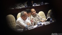 Ketua Komisi V DPR, Fari Djemi Francis berbincang dengan dengan Menteri Desa PDT dan Transmigrasi Marwan Jafar bersama Menteri Perhubungan Ignasius Jonan dan Menteri Pekerjaan Umum (PU) Basuki Hadi Muljono.