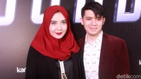 Zaskia tampil dengan hijab merah, outter dan baju hitam yang dipadukan dengan celana panjang hitam. Sedangkan Irwansyah mengenakan jas merah, kemeja putih dan celana panjang hitam. Pool/Gus Mun/detikFoto.