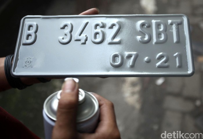 Apa Sanksinya Pelat Nomor Ditempeli Atribut TNI-Polri?