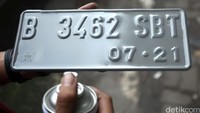 Pekerja menyelesaikan pembuatan plat nomer kendaraan bermotor di Jakarta, Selasa (19/07/2016).
