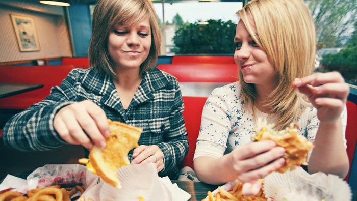 Memilih fast food untuk makan siang boleh-boleh saja, tetapi perhatikan dulu aturan ini. (Foto: iStock) Memilih fast food untuk makan siang boleh-boleh saja, tetapi perhatikan dulu aturan ini. (Foto: iStock)