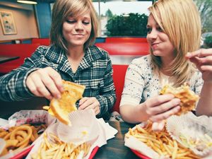 Makan Siang Mau Pesan Fast Food? ini Caranya Agar Lebih Sehat