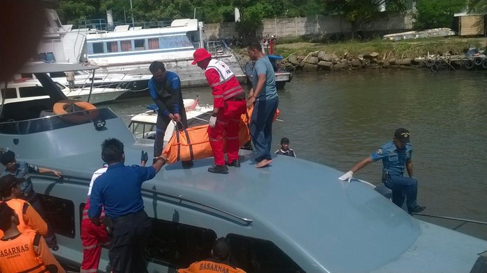 Tim SAR Lanal Banten Evakuasi Mayat Terapung di Selat Sunda