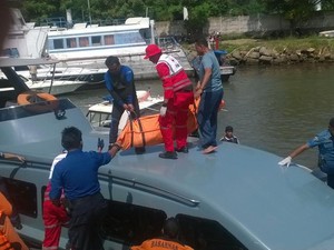 Tim SAR Lanal Banten Evakuasi Mayat Terapung di Selat Sunda