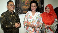 Wakil Ketua DPD GKR Hemas (tengah) datang dengan didampingi anggota DPD Intsiawati Ayus (kanan).