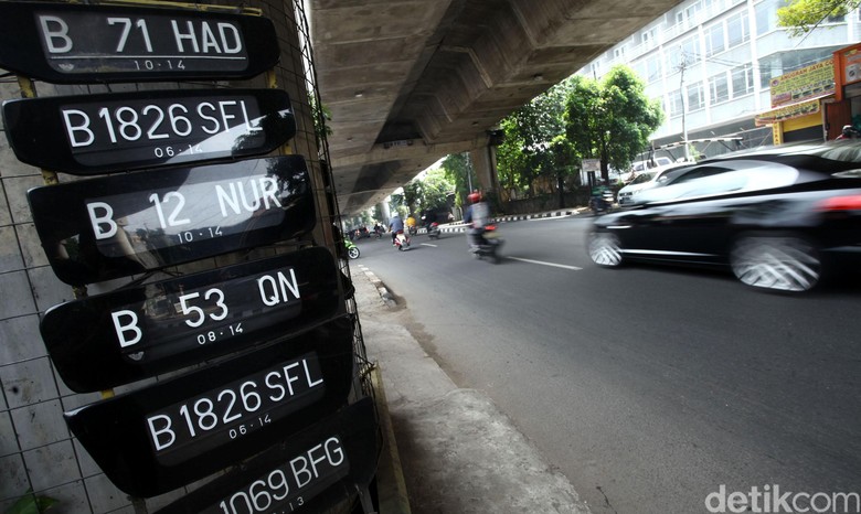 Pengguna Plat Nomer Palsu Akan Ditindak Pengguna Plat Nomer Palsu Akan Ditindak
Pekerja menyelesaikan pembuatan plat nomer kendaraan bermotor di Jakarta, Selasa (19/07/2016). Kepala Dinas Perhubungan dan Transportasi DKI Jakarta, Andri Yansyah, mengatakan, sanksi bagi pengendara yang memalsukan pelat nomor kendaraannya saat masuk ke kawasan pembatasan kendaraan berdasarkan nomor pelat ganjil dan genap akan terancam pasal penipuan. Grandyos Zafna/detikcom