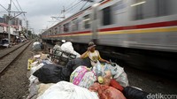 Kepala Badan Pusat Statistik Suryamin menyatakan bahwa jumlah penduduk miskin di Indonesia per Maret 2016 mencapai 28,01 juta orang dan angka ini sekitar 10,86 persen dari jumlah penduduk nasional.