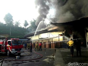 Pabrik Garmen di Sukabumi Terbakar, 7 Unit Damkar Diterjunkan