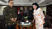 Ketua MPR Zulkifli Hasan menyambut kedatangan Wakil Ketua DPD GKR Hemas, Selasa (19/7/2016).