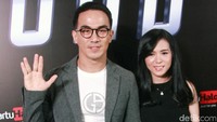 Sang pemeran Manas di film ini, Joe Taslim yang nampak menggandeng sang istri, Julie Taslim saat menghadiri Premiere Star Trek: Beyond di Epicentrum XXI Kuningan, Jakarta Selatan pada Senin (18/7/2016). Pool/Gus Mun/detikFoto.